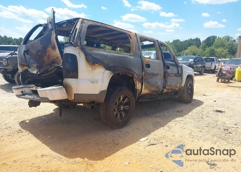 2005 Chevrolet Suburban 1500 Z71 z USA, uszkodzony, nr VIN 3GNFK16ZX5G158307